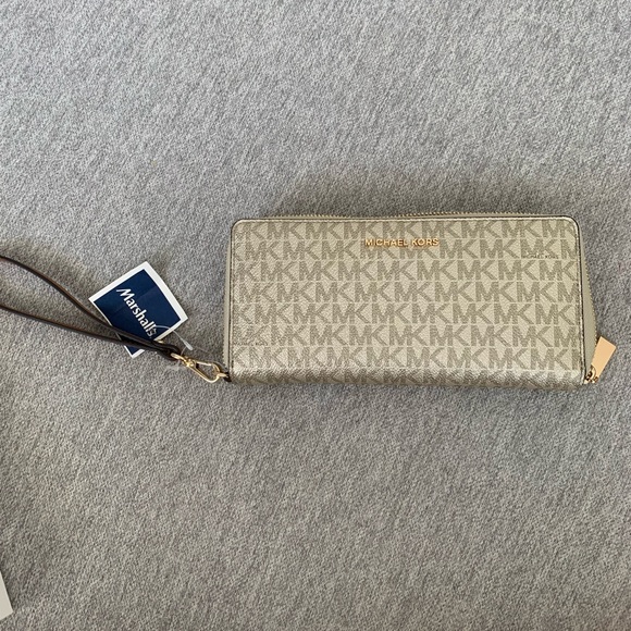 Michael Kors Acorn/Gold Travel Continental Wallet wristlet New in Box with Tags - Picture 4 of 7